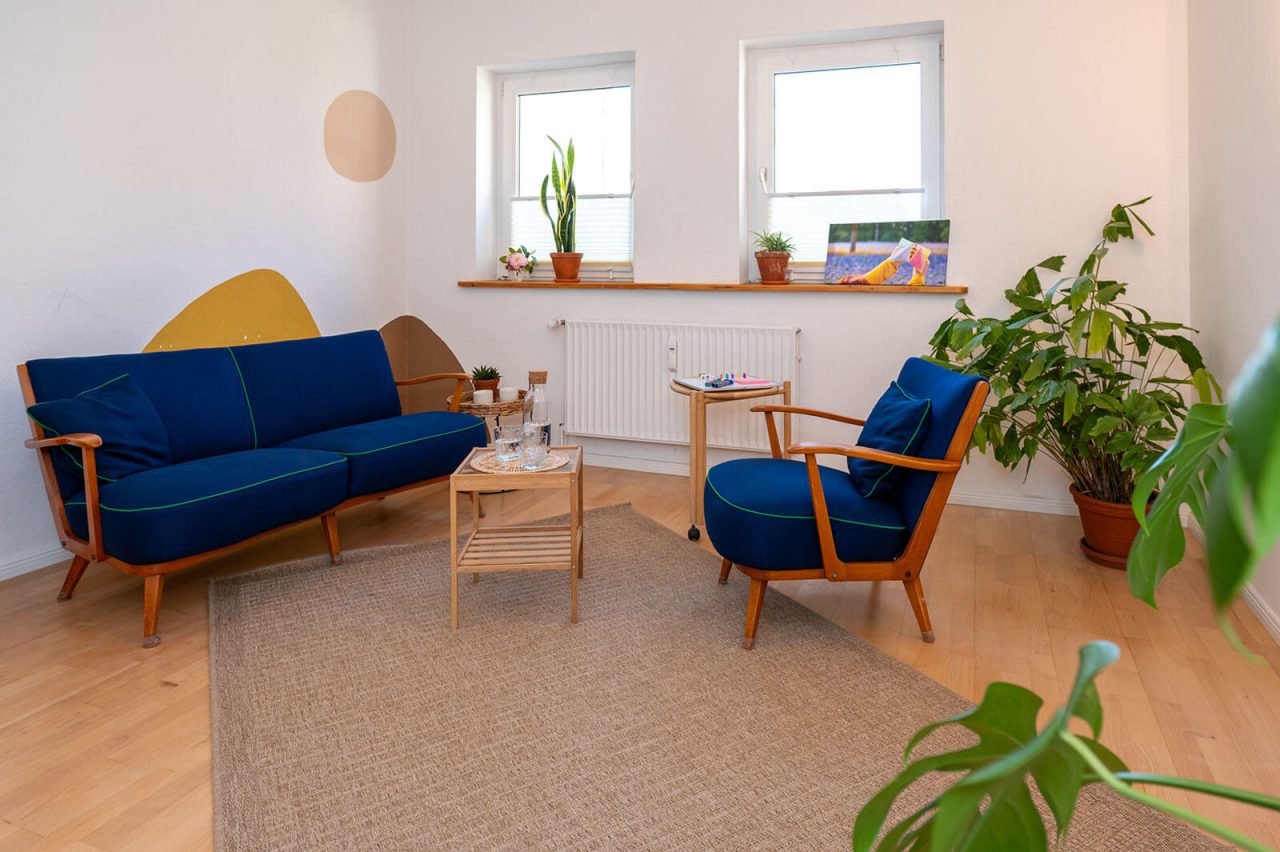 Raum mit einer Couch und einem Sessel